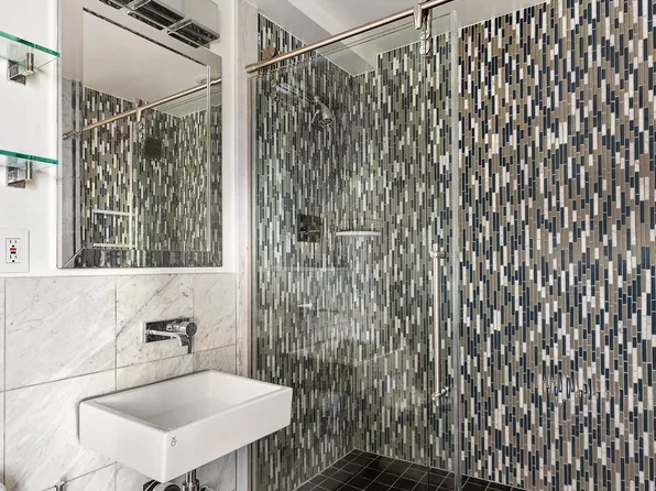 242 East 25th Street image 9 of 9