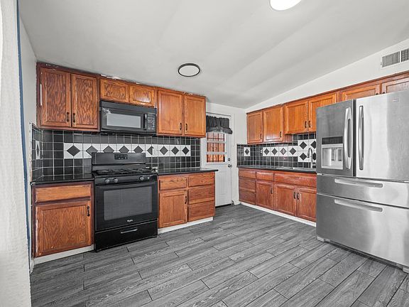 3rd image of 780 Beardsley Dr