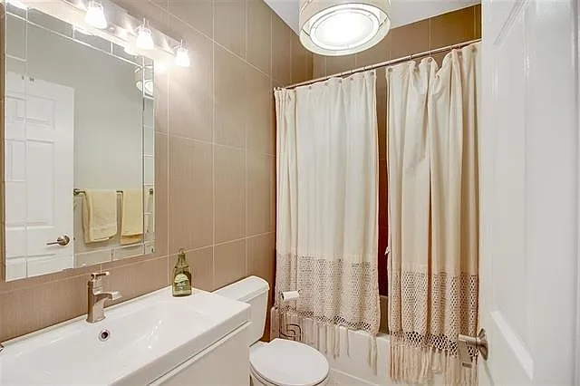 279 Roslyn Ct — Photo 7