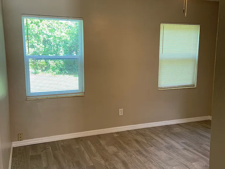 214 N Gomez Ave — Photo 10