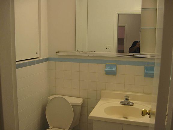4th image of 3111 30th St APT 1R