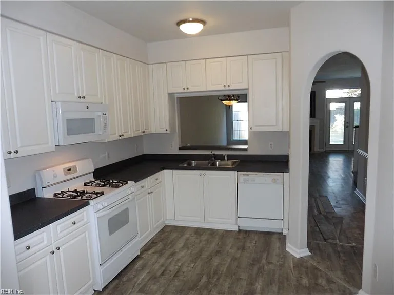 2364 Charing Cross Rd — Photo 9