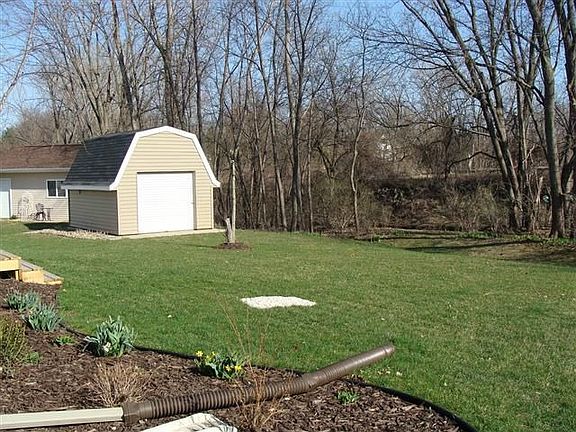 3rd image of 725 Lakeshore Dr
