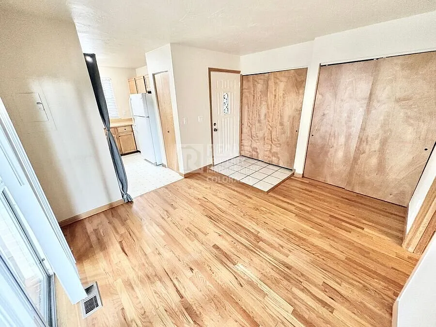 Charming 1-Bedroom Condo with Pool & Reserved Parking in Cherry Creek Racquet Club — Photo 3