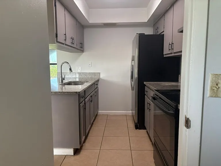 1110 SE 9th Ct — Photo 6