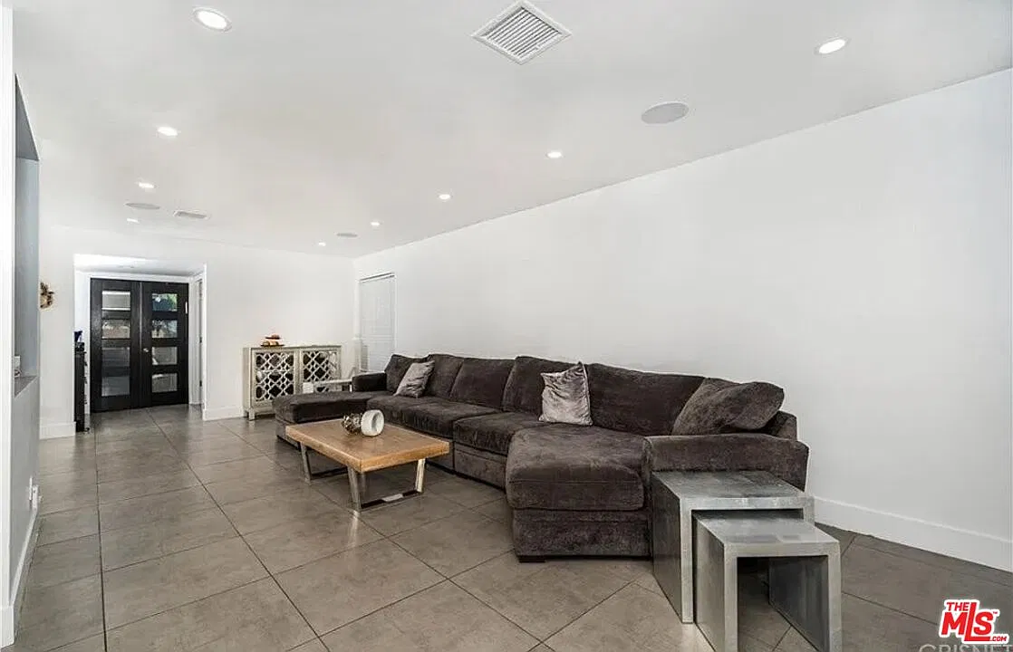 5 bed, 4.0 bath, 2639 sqft, $8,500 — Photo 2