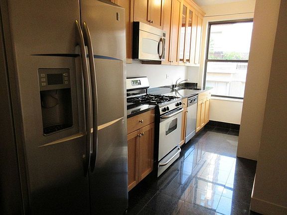 5th image of 210 E 68th St APT 7C
