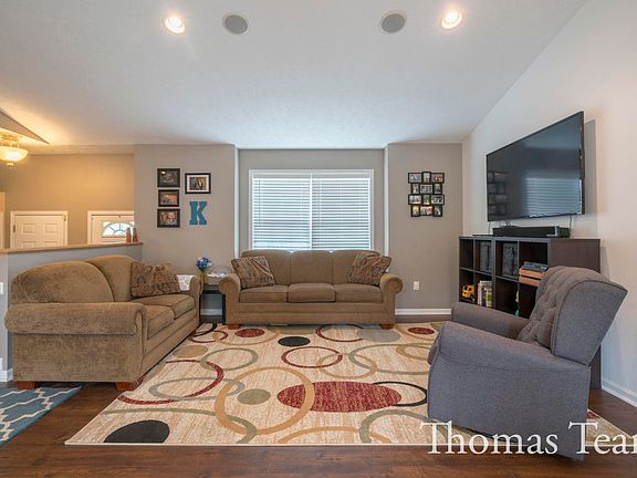 3rd image of 774 Sunset Hills Dr