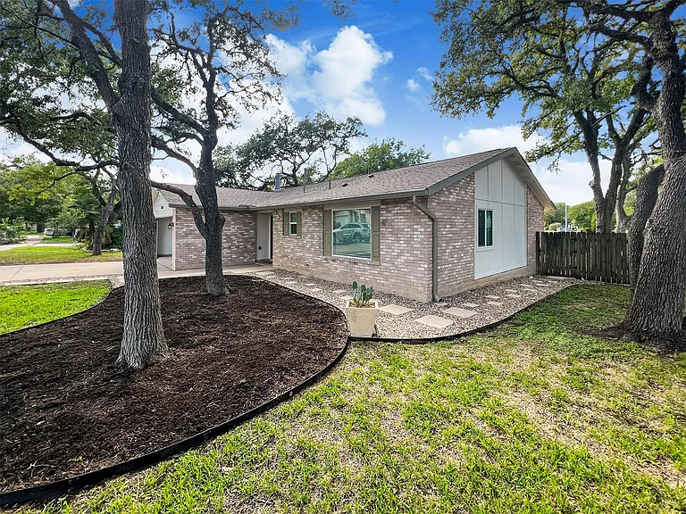 7736 Croftwood Dr — Photo 4
