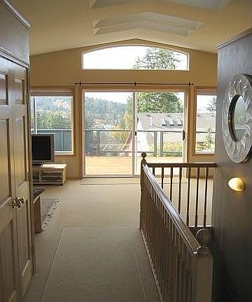 Entry With Amazing Views!
