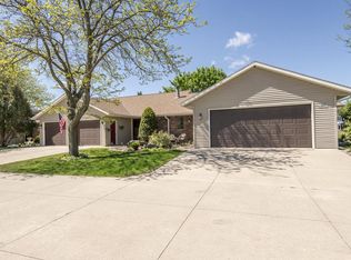N49W36111 Nottingham Ln APT 2, Oconomowoc, WI 53066