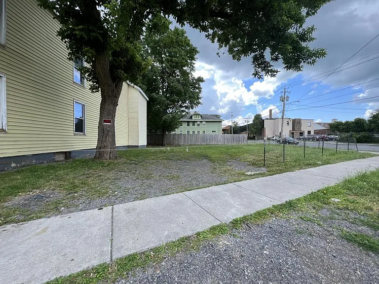 1441 Francis St — Photo 3