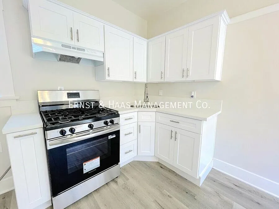 Fantastic Apartment Located in Prime Downtown Location! — Photo 4