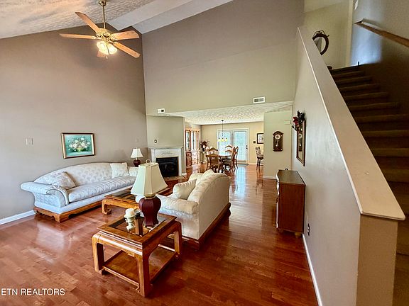 3rd image of 8435 Gardenside Ln