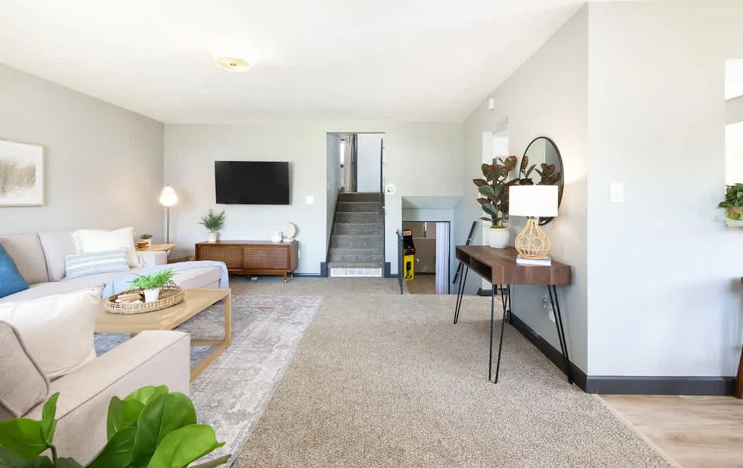 3 bed, 2.0 bath, 10763 sqft, $6,449 — Photo 4