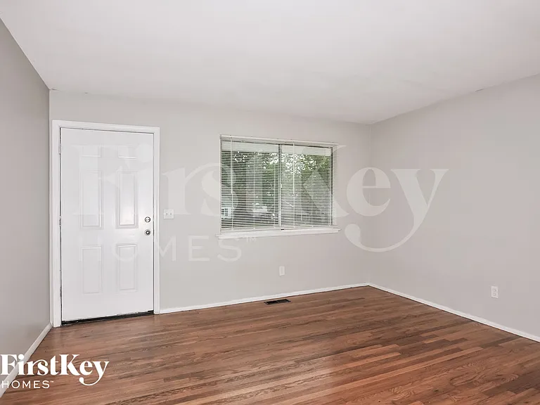 2320 Grants Pkwy — Photo 3