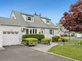 2 Dorset Ln, Farmingdale, NY 11735