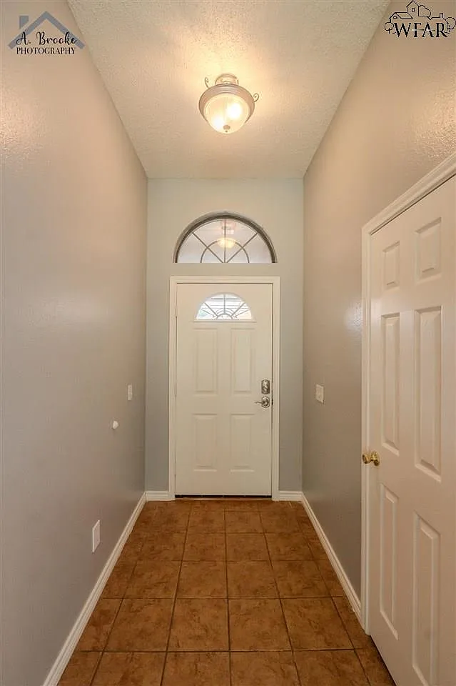 4 bed, 2.0 bath, 1644 sqft, $2,350 — Photo 3