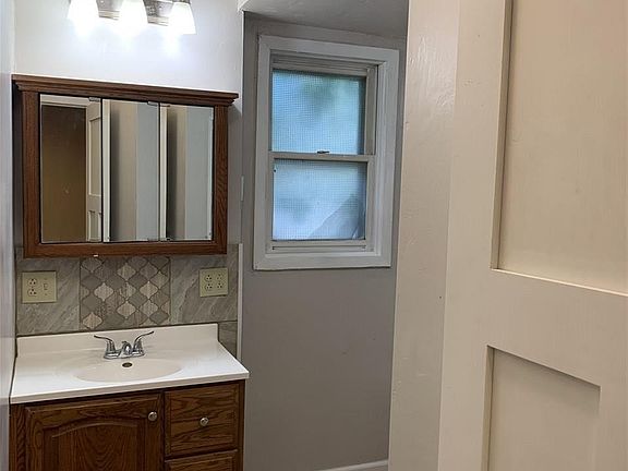 5th image of 124 S Leonard St