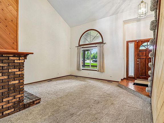 4th image of 1079 Braeburn Rd