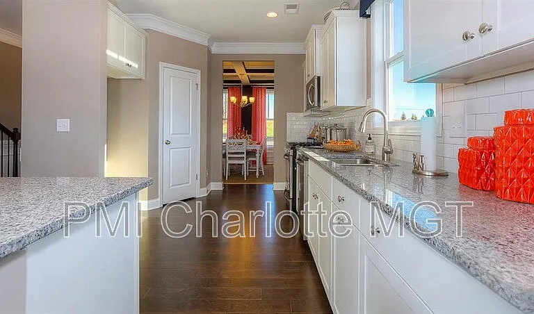 1120 Walbury Hl — Photo 8