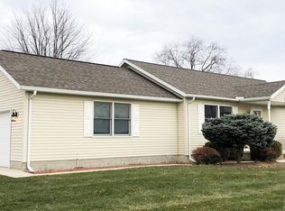 836 Oak Park Dr, Fostoria, OH 44830