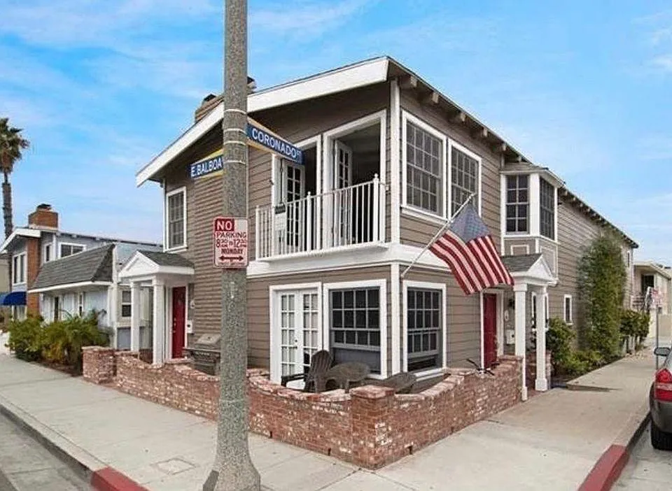 218 1/2 E Balboa Blvd