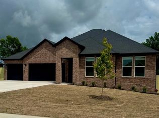 203 N Kit Kat Ct, Siloam Springs, AR 72761