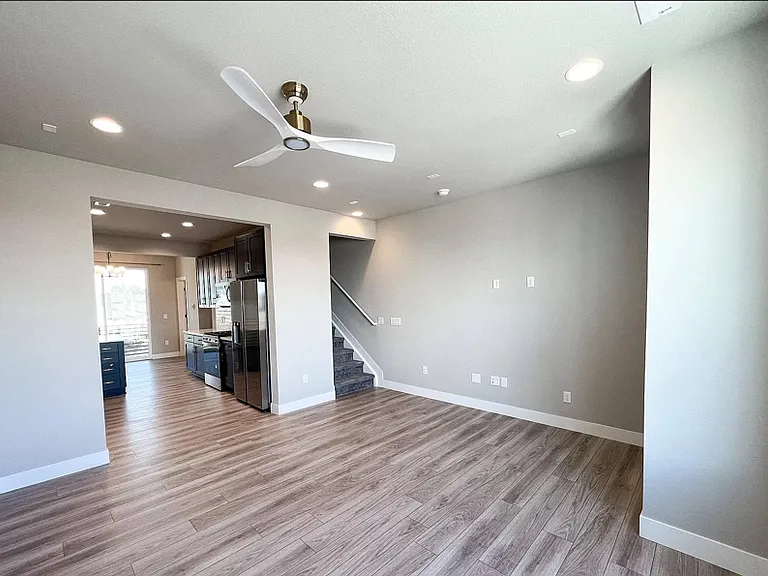 888 S Valentia St — Photo 23