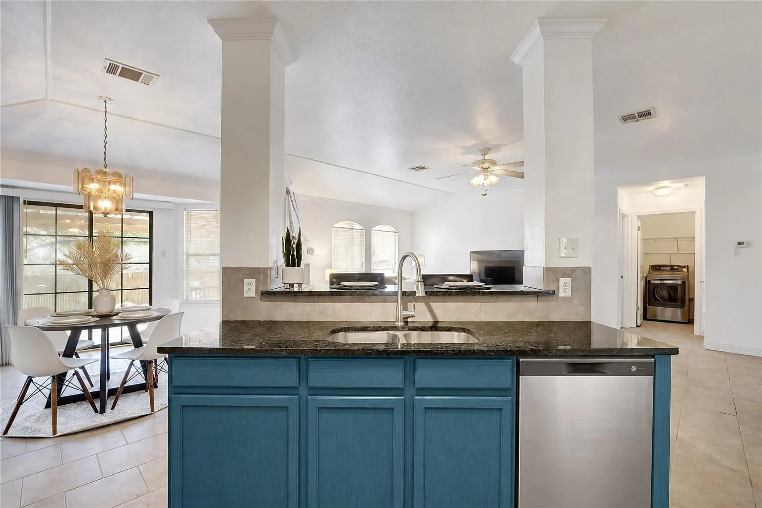 3 bed, 2.0 bath, 1416 sqft, $1,800 — Photo 3