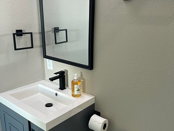 4th image of 32 Bonefish Ave