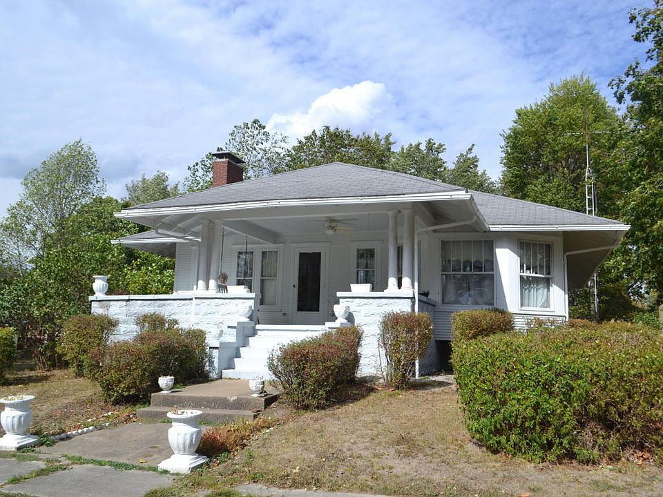 1st image of 210 E Bond Ave