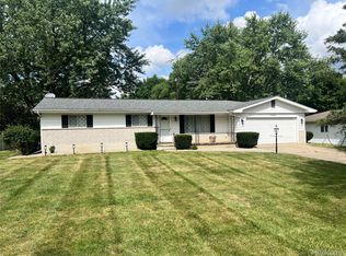 1362 Heathercrest Dr, Flint, MI 48532