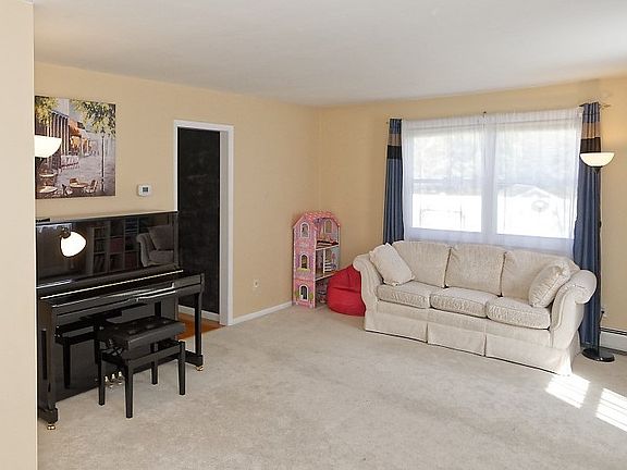 5th image of 23 Pinehurst Dr