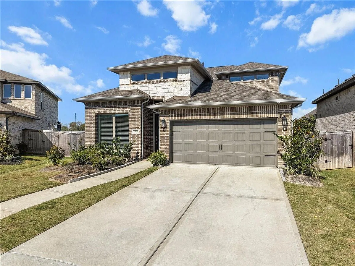 4 bed, 3.0 bath, 2354 sqft, $3,300 — Photo 2
