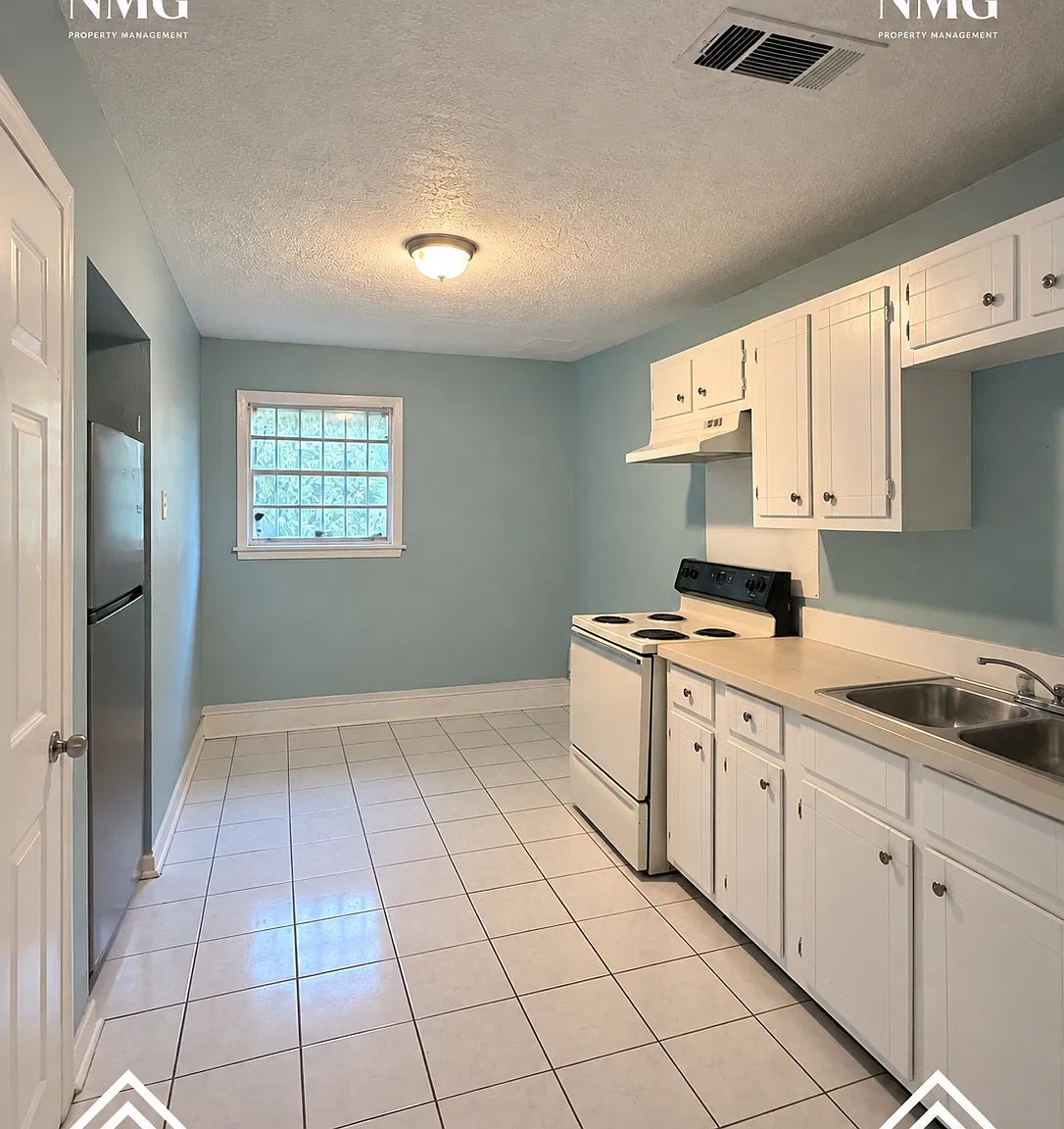 3380 Shady Oaks St — Photo 3