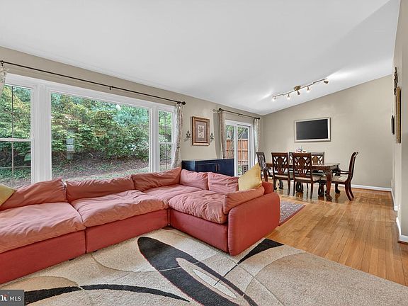 5th image of 1008 Robroy Dr