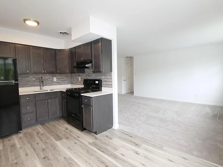 West Walnut Lane Apartments — Photo 37