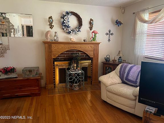 3rd image of 1336 BROOKMONT Avenue E