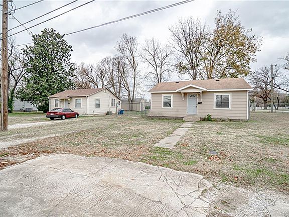 5th image of 209 SE 7th St