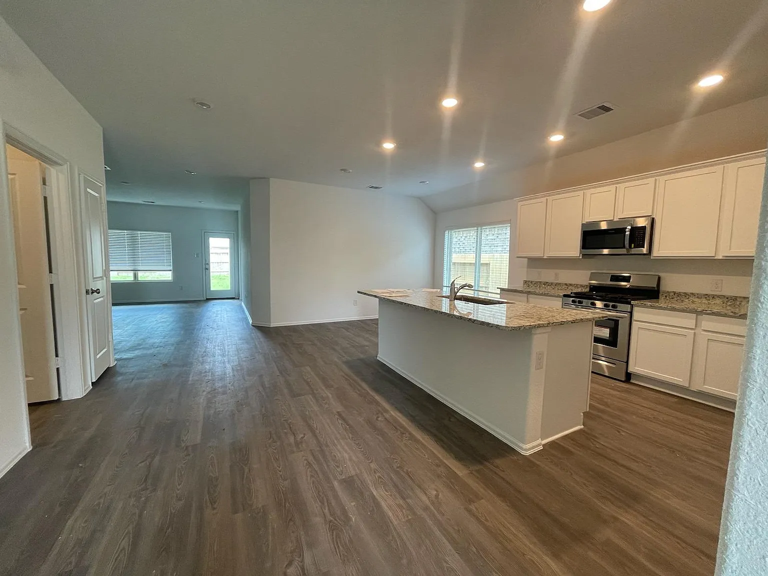 3 bed, 1801 sqft, $2,195 — Photo 3