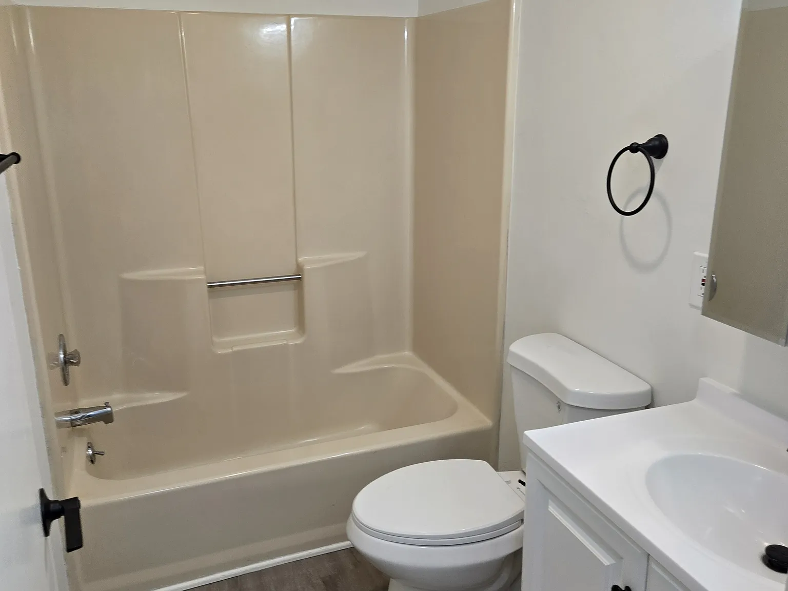2 bed, 1.5 bath, 876 sqft, $1,680 — Photo 2