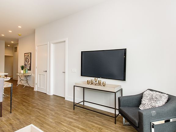 5th image of 1023 N Ashland Ave APT 404