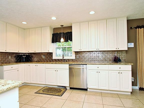 4th image of 604 Lois Dr