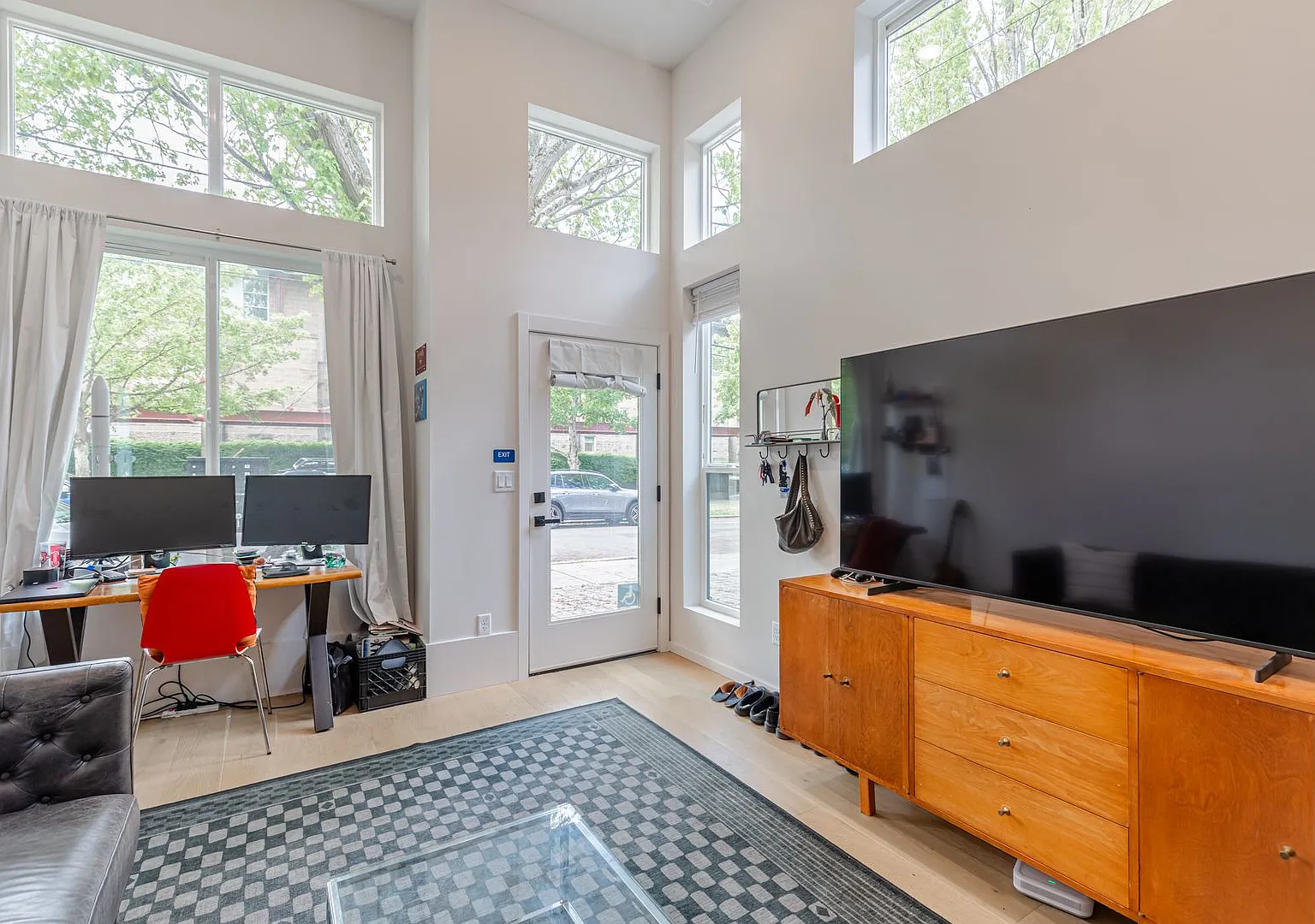 Contemporary 2BR Townhome in Prime Madrona Location — Photo 4
