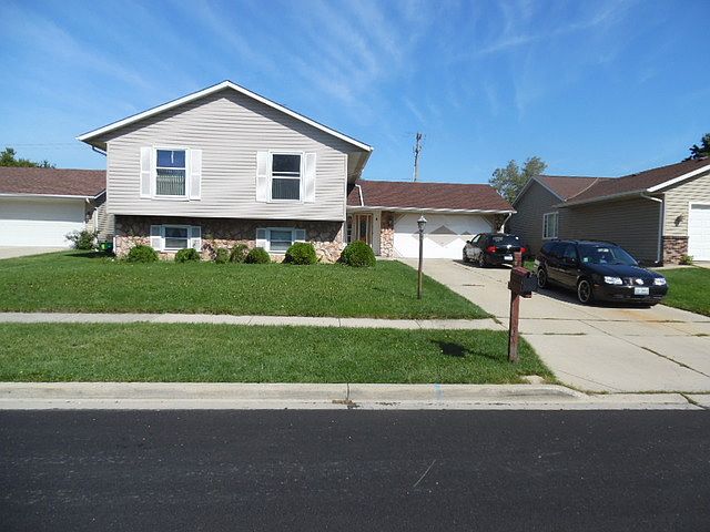 2nd image of 4 Woodridge Ln
