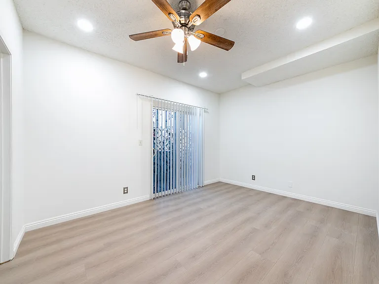 1138 S Grand View St — Photo 13