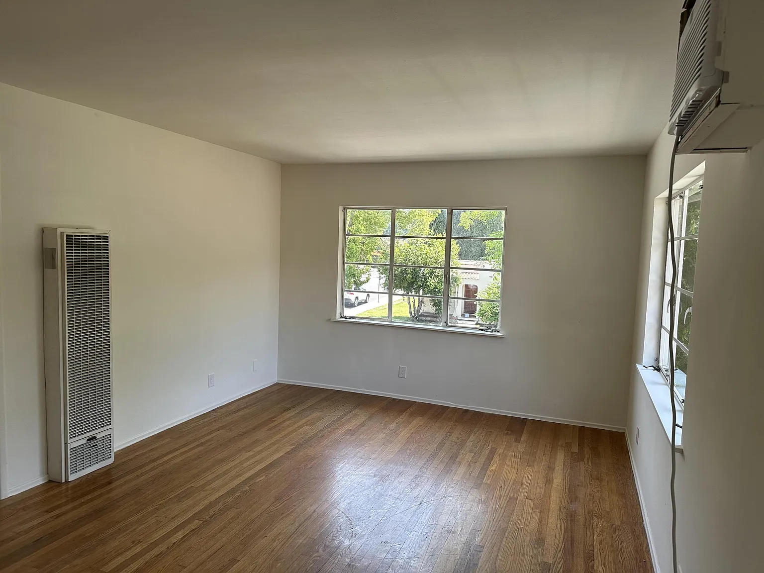 1843 1/2 Linda Rosa Avenue - 1 — Photo 2