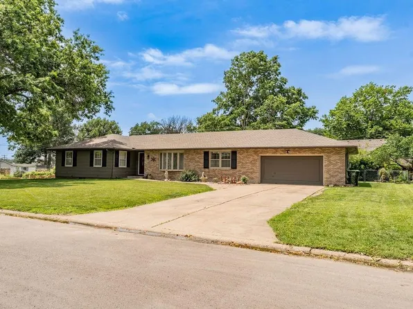 602 Thunderbird Dr, Harrisonville, MO 64701