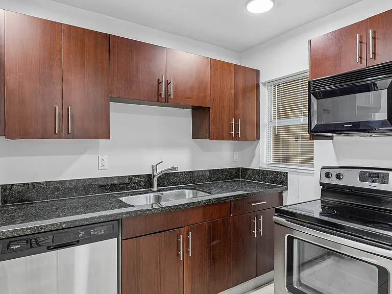 The Oaks Condominium — Photo 29